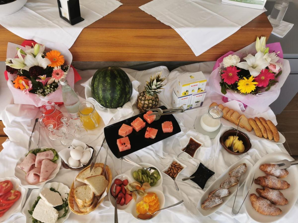 Dolce Italia Hotel Radhimë Екстериор снимка